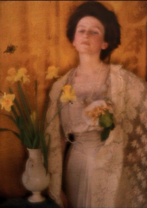 thisobscuredesireforbeauty:Women between the 1900s and 1910s in early color photography (Autochrome 