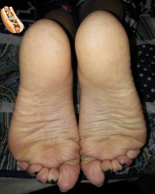 @sexywhitegirl68 Size 9 #stacyfeetart #soles #footfetish #creamysoles #toescurled #softsoles #feet #