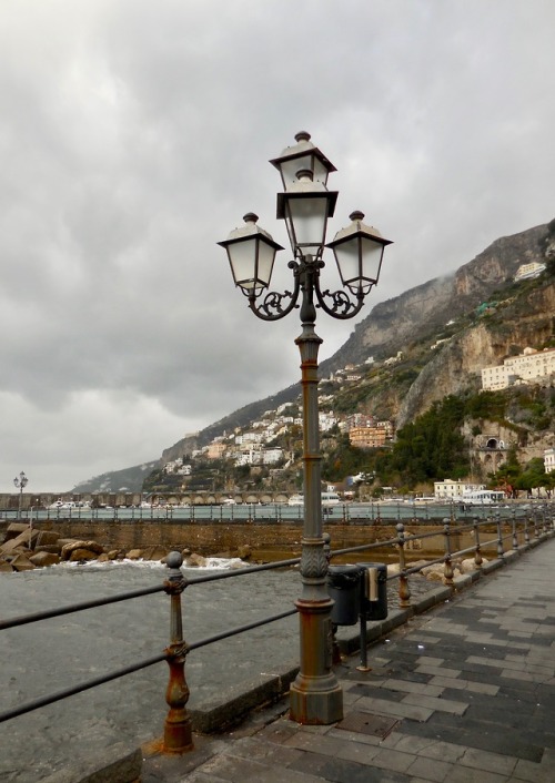 Quai in una giornata invernale di tempesta, Amalfi, 2019.