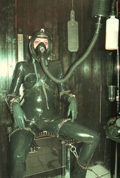 Porn Pics Rubber lady with a nice gasmask.