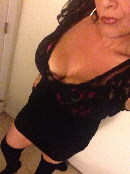 wow… I love her look very big beautiful smoking hot sexy witch boobs gorgeous ..very hot sexy outfit..!