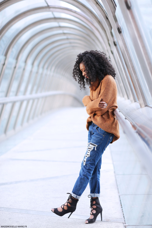 Photo shooting with Fashion Blogger - Paris.Picture by Marie-Paola Bertrand-Hillion (www.made