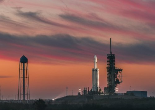 SpaceX‏ @SpaceXMore photos from Falcon Heavy&rsquo;s first flight → http://flickr.com/spacex