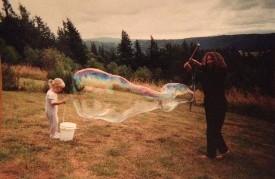 faerie-mama:  Giant bubbles with mama on the hillside 