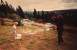 faerie-mama:  Giant bubbles with mama on