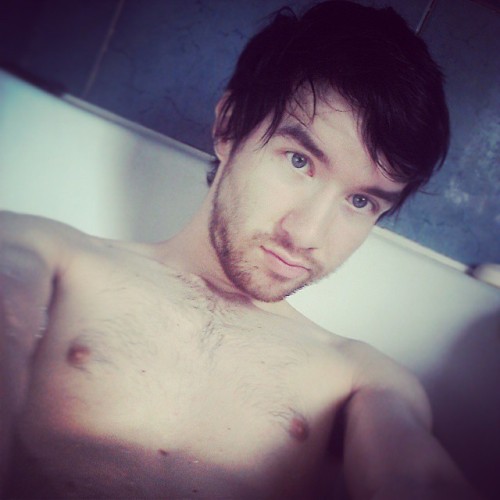 sombre-songbird:Rub a dub dub, gawd i need to shave #selfie #gay #scruffy #bath