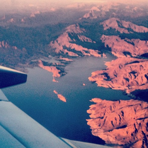 Gorgeous views from the plane flying into Vegas #Vegas #america (at Las Vegas)