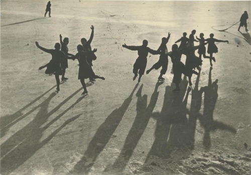 sovietpostcards:Figure skating school at the Young Pioneers stadium. Photo by Vladislav Mikosha (Moscow, 1936).