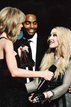 Madonnna presents Tayor with the award of