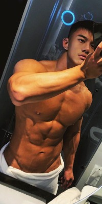 aestheticalphas-2:  asianhunks-x:   Narcissism is sexy you should try it