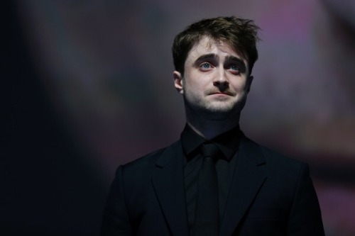 #DanielRadcliffe reacts on stage after receiving the “Hollywood Rising Star Award” #Deau