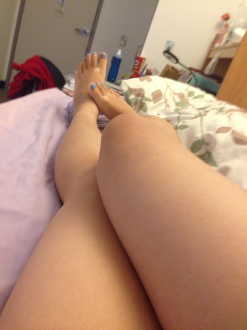 xkusuguriaix:  I realized I haven’t posted anything in a while so here’s some lazy feet pics for ya’ll