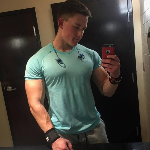 luv2bslappedaround: musclboy: “And mom thought this shirt would last the year…” 