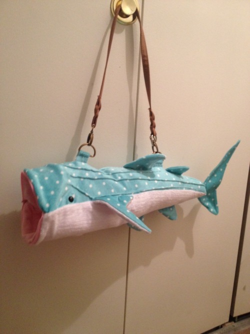 soltian:  mamaflash:  These bags will be available at Otakon! They’ll come in this teal shade and original grey but I’ll only have 4-5 of them.  Goodbye money hello whale shark purse.