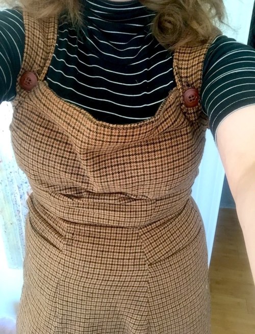 soul-hammer:Autumn Sewing Projects: Favorite DressThe brown dress is my favorite! It has pockets in 