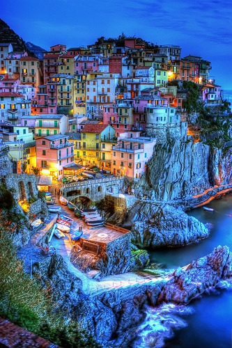 Happy Thursday all! Today, let’s go on a journey to the beautiful Cinque Terre, Riomaggiore, I