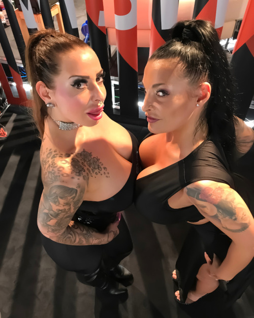 ladyninavegas:Ich wünsche euch einen schönen Sonntag mit meiner geilen @anna_von_morgenste