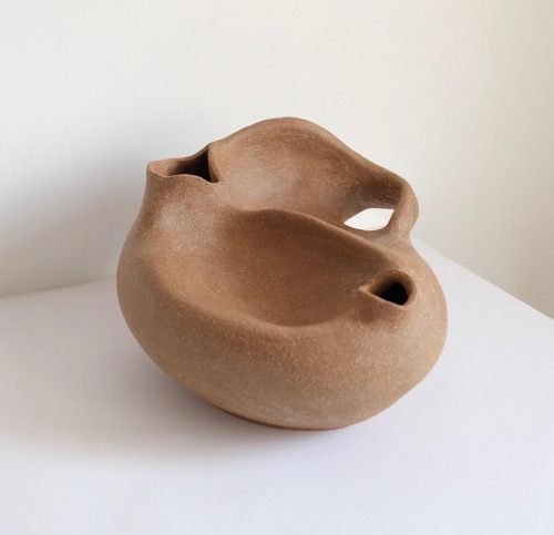 These vessels by Charlyn Reyes of somewhat aortic reference are really refreshing on the eyes. The b