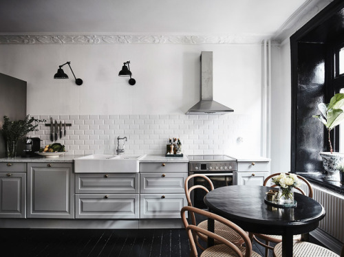 A Single Apartment With Lots Of Contrast | Goteborg, SwedenLayout:(Source: entrancemakleri.se, Photo