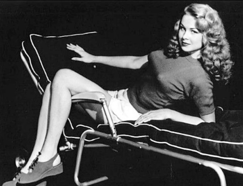 the-gliding-bird:Joi Lansing, 1947.  Lovely