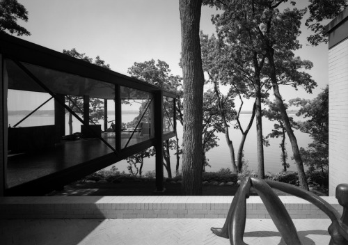 ofhouses: 592. Philip Johnson /// Robert C. Leonhardt House /// Lloyd’s Neck, Long Island, New