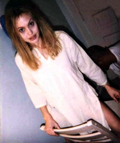 le-jolie:  Full size, unedited pics of Angelina on the set of Girl, Interrupted.