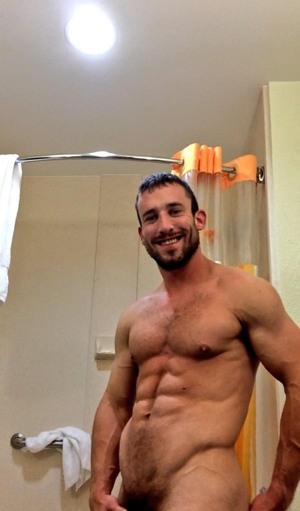 bradinmpls:  looks like he would be a great date!looking for a FWB, daddy, teacher,