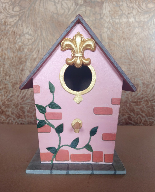 I finished the birdhouse not too long ago! I’m really happy with how it turned out. I think the vine