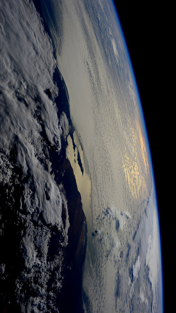 chrisbmarquez:Good night from Space by Astro Samantha