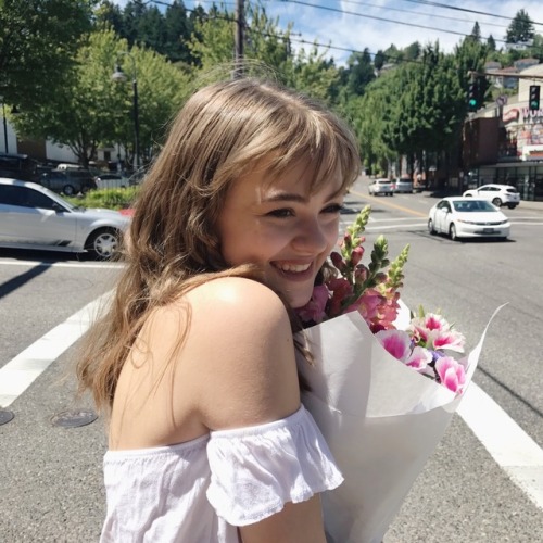 faebee:someone bought me flowers for the first time today!!!
