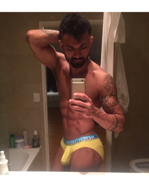 zenyomi:  aluking:  Sexy  W H O