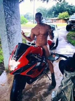 samoanpolybrah:  renz808:  airforcemen:  Took me a minute to notice the AF uniform I. The foreground….but there it is!  Damn  My type of man