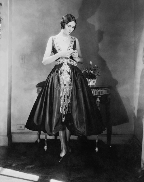 alwaysbevintage: Utterly superb. Hope you’ll love this dress as much as I do.Joan Clement in L