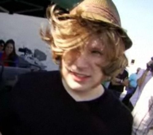 thnksfrthevenom:Here have this low quality picture of 2005 patrick stump with his hair flowing in the wind