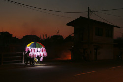 fotojournalismus:  A candy floss vendor awaits