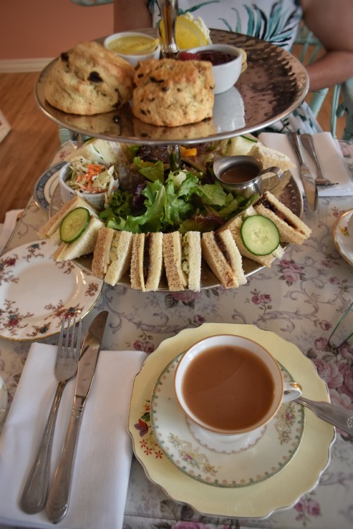 teatimewithemma: Our Queen’s tea spread at Lovejoy’s Tearoom in Portland, Oregon. (via Q