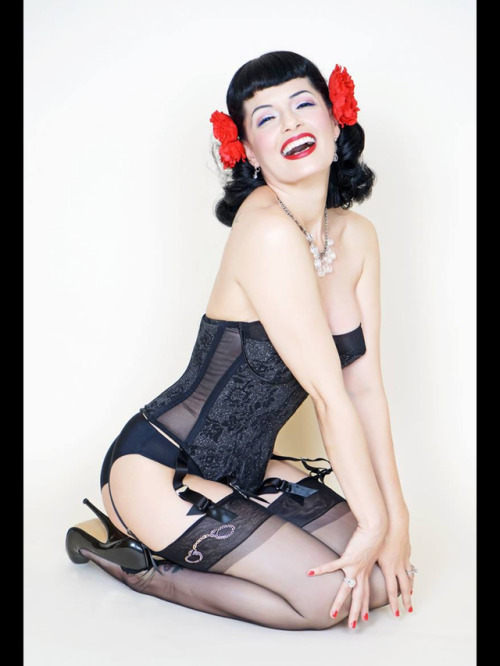 espartilhos:  The may faces of Bernie Dexter