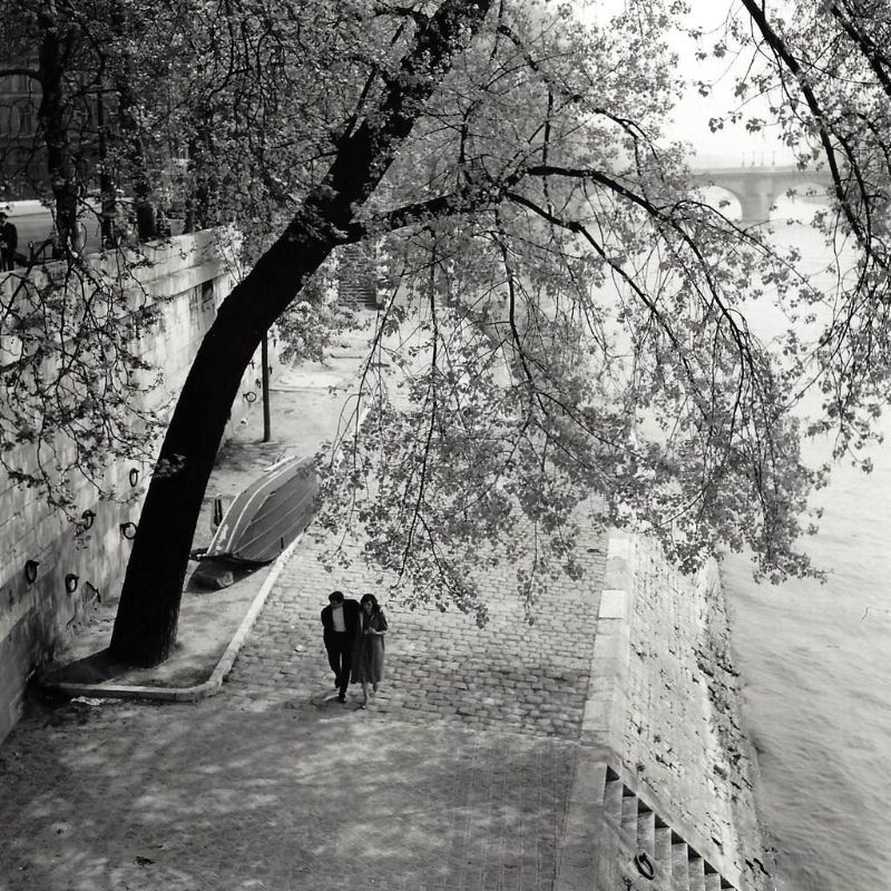 Kees Scherer. Infatuated couple along the Seine, Paris. 1950s