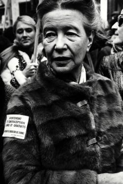 beauvoiriana:  Simone de Beauvoir during a women’s demonstration in Paris. The text in her arm says: “Free and costless abortion and contraception. Women’s Liberation Movement”. Paris, 1971. Photo: Gilles Peress. 