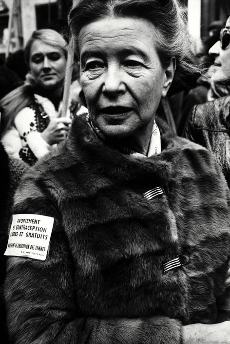beauvoiriana:  Simone de Beauvoir during a women’s demonstration in Paris. The text in her arm says: “Free and costless abortion and contraception. Women’s Liberation Movement”. Paris, 1971. Photo: Gilles Peress. 