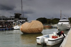 odditiesoflife:  Artist Lives in Egg-Shaped, Floating Micro-House for One Year To explore “the meaning of place at a time of great environmental change”, artist Stephen Turner teamed up with the association of SPUD Group and PAD Studio to build