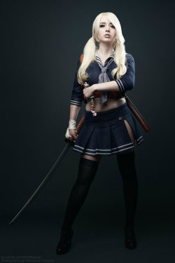 hotcosplaychicks:  Draw Your Weapons by MimiReaves Check out http://hotcosplaychicks.tumblr.com for more awesome cosplay
