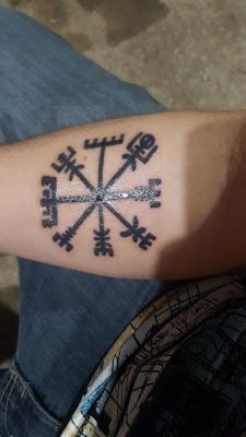 heathentattoos:  no-lights-in-the-end:Minha 1a tatuagem. Servidor, “Veja o Caminho”, proteção para navegar em novas águas. ᛟ Heathen Tattoos ᛟᚦ    Instagram  ᚦ   