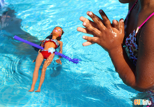 FLOATING WITH BARBIE #BARBIEPROJECT | GUBLife Summer’s here! For pool day, Ruby gave Little Lady and