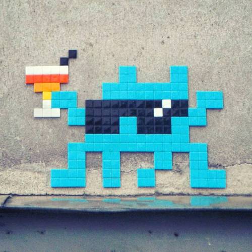 C'est un peu l'heure de l’#apéro avec ce long week-end qui s'annonce! #SpaceInvader #InvaderWasHere #PixelArt #StreetArt #Paris (à Rue de Charonne)