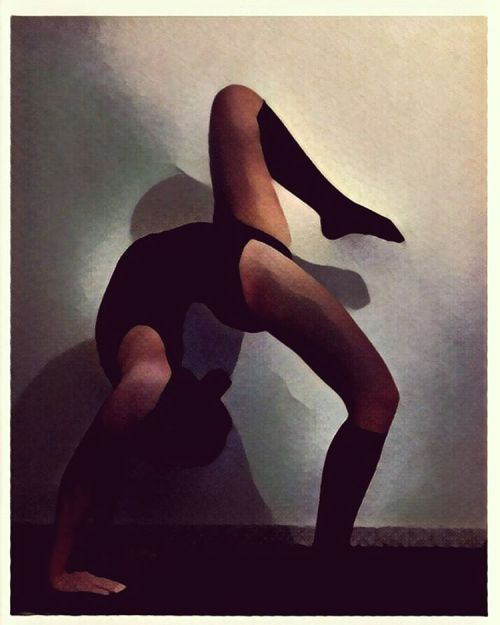 One leg wheel pose by @gil.ee.an #yogapose #yogaposeweeklywk223 #yogalove #yogachallenge #yogini #gi