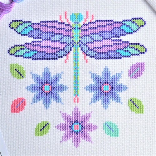 A free dragonfly cross stitch pattern. Stitch on your favourite fabric. How about swapping out some 