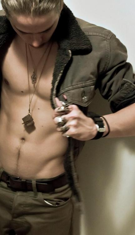 boytrappedinthcloset:  Cole Sprouse has grown up into a fine ass man