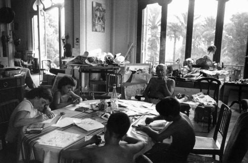 nocturnovs:
“ “ Picasso giving a drawing lesson Cannes France 1957
Photo: Rene Burri
” ”