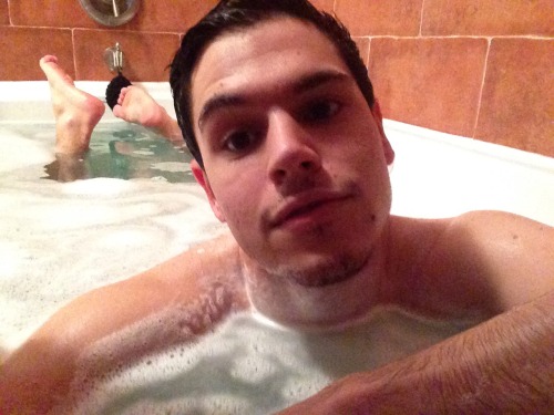 Sex bareback-cuntessa:Bathtub selfies pictures